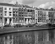 850506 Gezicht over de Stadsbuitengracht te Utrecht op de voorgevels van de panden Weerdsingel O.Z. 60 (links) - 65, ...